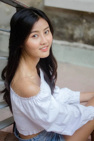 Taylandlı Yetişkin Güzel Kız Portresi Beyaz Gömlek Mavi Kot Pantolon — Stok fotoğraf