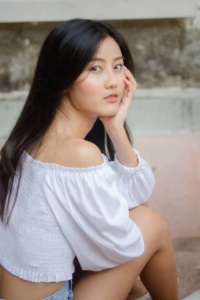タイの大人の美しい女の子の肖像白いシャツブルージーンズリラックスして笑顔 — ストック写真