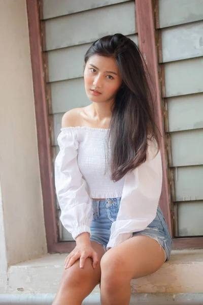 Πορτρέτο Του Thai Ενηλίκων Όμορφο Κορίτσι Λευκό Πουκάμισο Μπλε Τζιν — Φωτογραφία Αρχείου