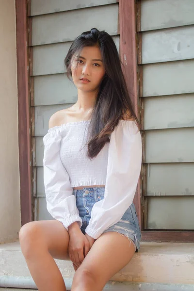 Retrato Tailandés Adulto Hermosa Niña Camisa Blanca Vaqueros Azules Relajarse — Foto de Stock