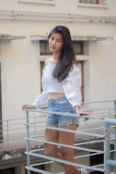 泰国人的画像美丽的泰国人白衬衫蓝牛仔裤放松微笑 — 图库照片