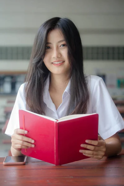 タイのポートレート大人学生大学制服美しいです女の子読みます赤本 — ストック写真