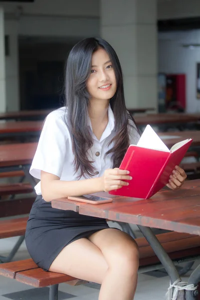 Retrato Tailandês Adulto Estudante Universidade Uniforme Bela Menina Ler Livro — Fotografia de Stock