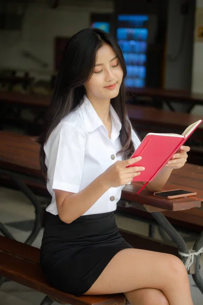 Retrato Tailandês Adulto Estudante Universidade Uniforme Bela Menina Ler Livro — Fotografia de Stock