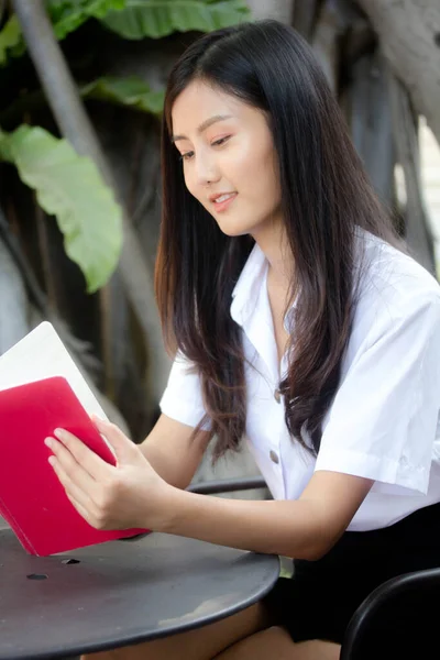 Πορτρέτο Του Thai Ενηλίκων Φοιτητική Στολή Όμορφο Κορίτσι Διαβάσει Κόκκινο — Φωτογραφία Αρχείου