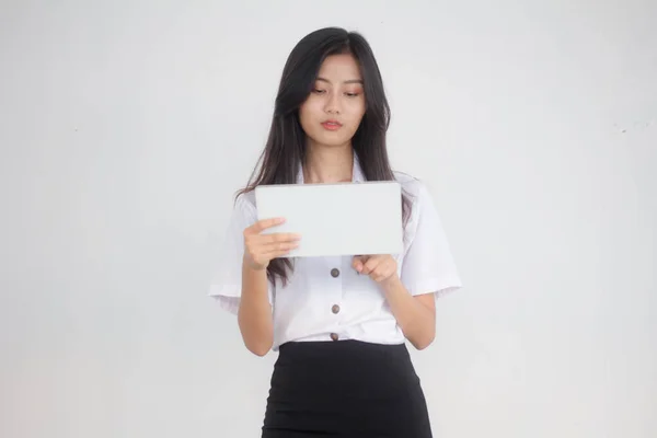 タブレットを使用してタイの大人学生大学制服美しいです女の子 — ストック写真