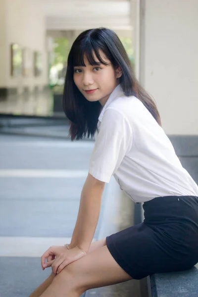 Retrato Tailandês Adulto Estudante Universidade Uniforme Bela Menina Relaxar Sorrir — Fotografia de Stock