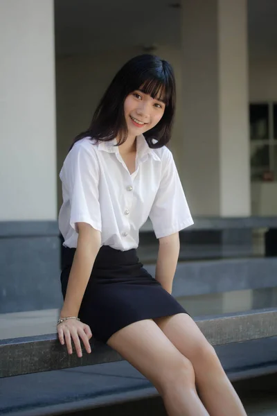 Retrato Tailandês Adulto Estudante Universidade Uniforme Bela Menina Relaxar Sorrir — Fotografia de Stock