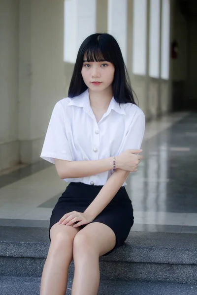 Retrato Tailandês Adulto Estudante Universidade Uniforme Bela Menina Relaxar Sorrir — Fotografia de Stock