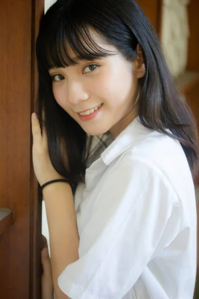 Portret Tajski Dorosły Student Uniwersytet Mundur Piękna Dziewczyna Relaks Uśmiech — Zdjęcie stockowe