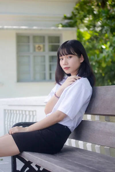 Ritratto Thai Adulto Studente Università Uniforme Bella Ragazza Rilassarsi Sorridere — Foto Stock