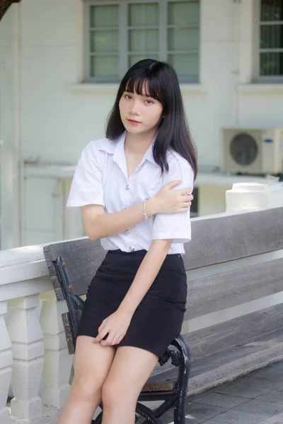 Portrait Thai Adulte Étudiant Université Uniforme Belle Fille Détendre Sourire — Photo