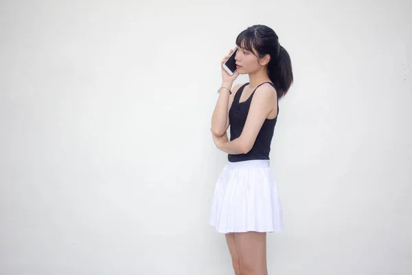 タイの肖像美しいです女の子黒シャツホワイトスカートと呼ばれるスマートフォン — ストック写真