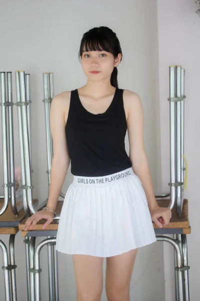 Retrato Tailandês Adulto Linda Menina Camisa Preta Saia Branca Relaxar — Fotografia de Stock