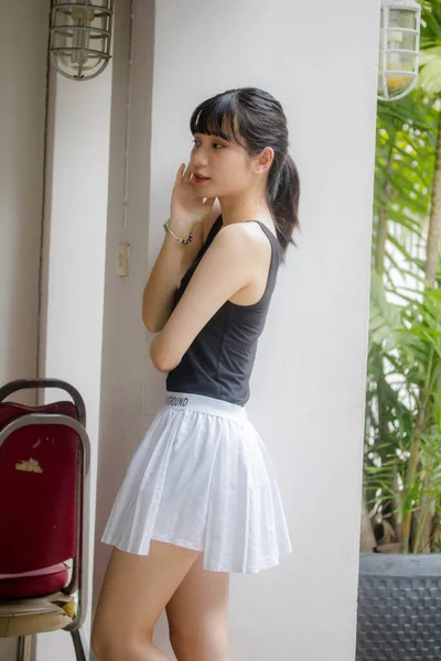 Portrét Thajské Dospělé Krásné Dívky Černá Košile Bílá Sukně Relaxační — Stock fotografie
