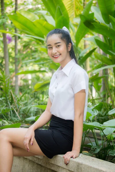 Ritratto Thai Adulto Studente Università Uniforme Bella Ragazza Rilassarsi Sorridere — Foto Stock