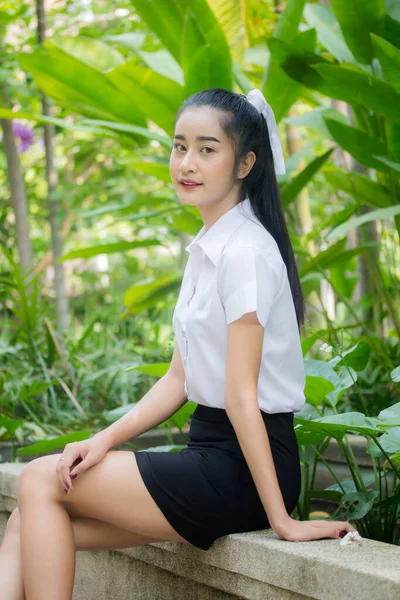 Retrato Tailandês Adulto Estudante Universidade Uniforme Bela Menina Relaxar Sorrir — Fotografia de Stock