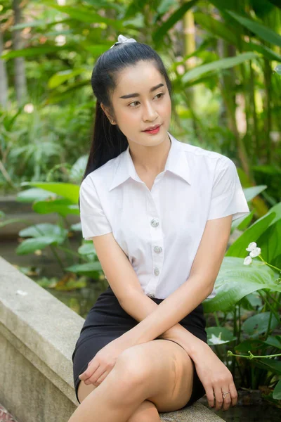 Portrait Thai Adulte Étudiant Université Uniforme Belle Fille Détendre Sourire — Photo