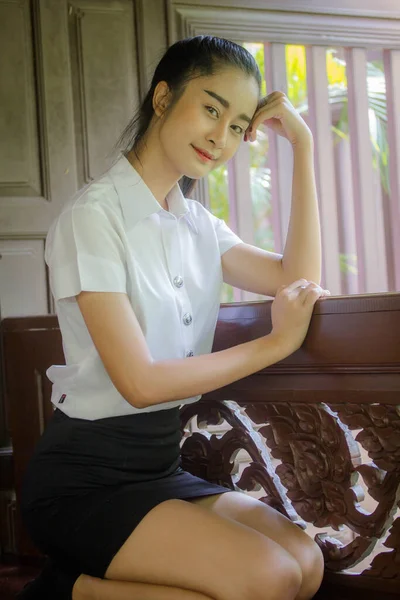 Ritratto Thai Adulto Studente Università Uniforme Bella Ragazza Rilassarsi Sorridere — Foto Stock