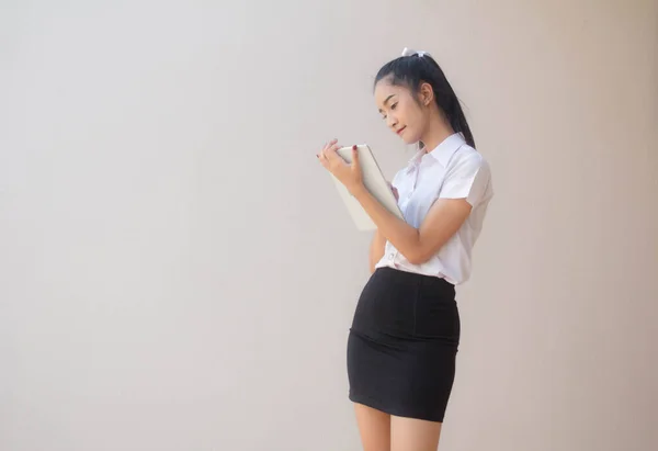 Retrato Tailandés Estudiante Adulto Universidad Uniforme Hermosa Chica Usando Tableta —  Fotos de Stock