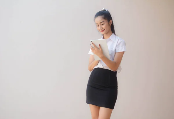 Porträtt Thai Vuxen Student Universitet Uniform Vacker Flicka Med Hjälp — Stockfoto