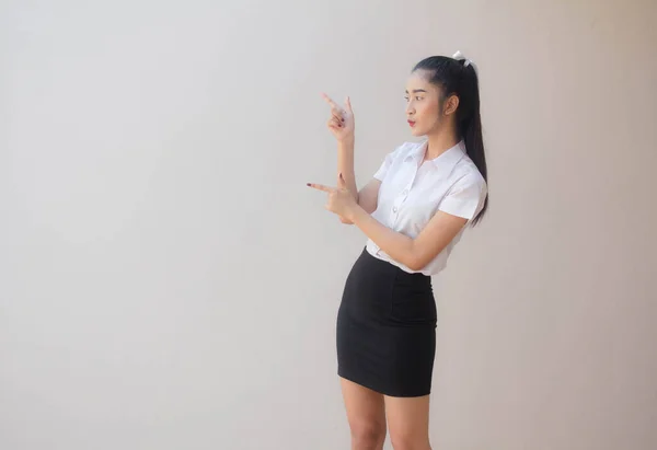 Retrato Tailandês Adulto Estudante Universidade Uniforme Bela Menina Apontando — Fotografia de Stock