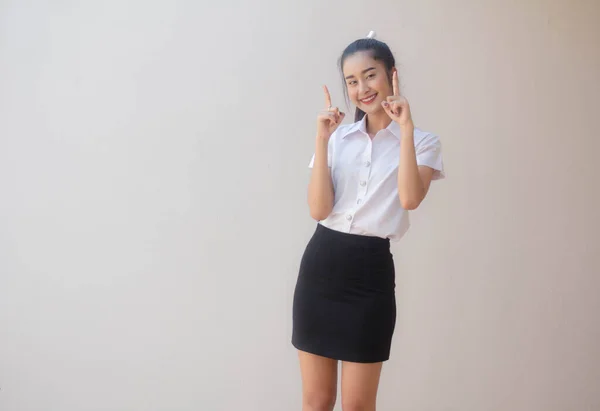 タイのポートレート大人学生大学制服美しいです女の子指す — ストック写真