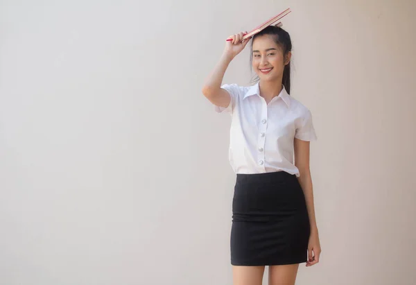 Retrato Tailandês Adulto Estudante Universidade Uniforme Bela Menina Ler Livro — Fotografia de Stock