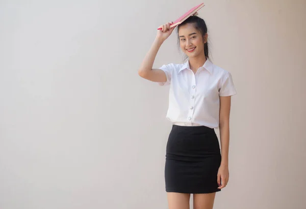 Πορτρέτο Του Thai Ενηλίκων Φοιτητική Στολή Όμορφο Κορίτσι Διαβάσει Κόκκινο — Φωτογραφία Αρχείου