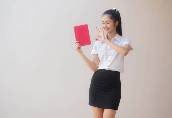 Retrato Tailandês Adulto Estudante Universidade Uniforme Bela Menina Ler Livro — Fotografia de Stock