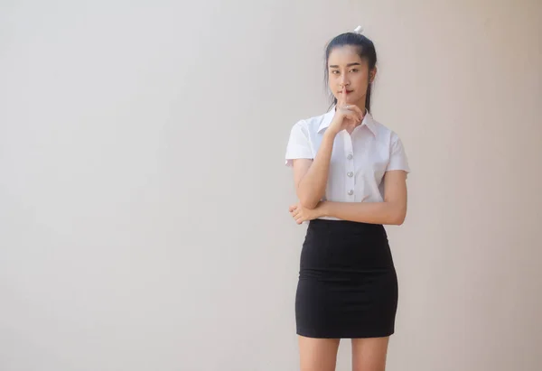 Retrato Tailandês Adulto Estudante Universidade Uniforme Bela Menina Silenciosamente — Fotografia de Stock