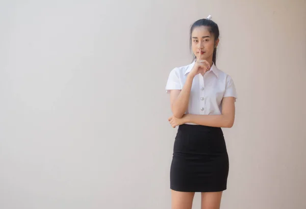 Πορτρέτο Του Thai Ενηλίκων Φοιτητής Πανεπιστήμιο Ομοιόμορφη Όμορφη Κοπέλα Σιωπηλά — Φωτογραφία Αρχείου