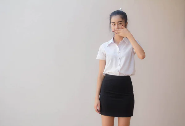 Retrato Tailandês Adulto Estudante Universidade Uniforme Bela Menina Silenciosamente — Fotografia de Stock