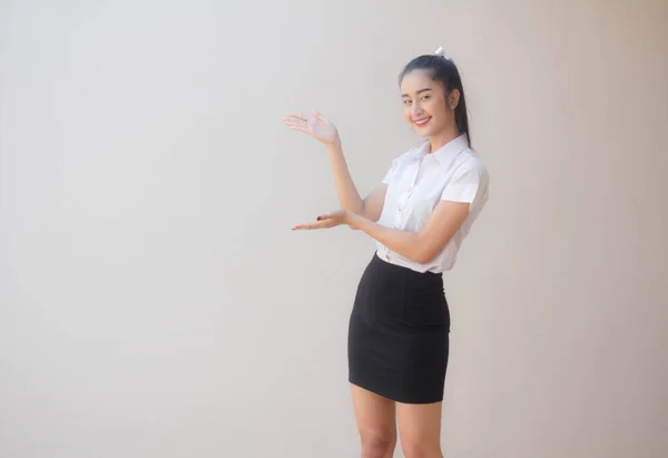Portret Tajskiego Dorosłego Studenta Uniwersytet Mundur Piękna Dziewczyna Pokazać Rękę — Zdjęcie stockowe