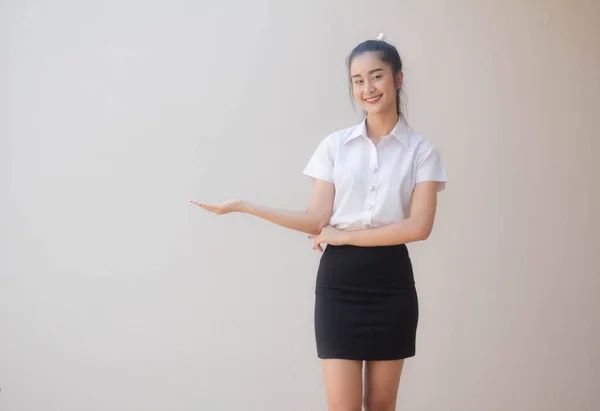 タイのポートレート大人学生大学制服美少女ショー手 — ストック写真