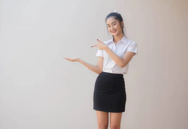 Retrato Tailandés Estudiante Adulto Universidad Uniforme Hermosa Chica Mostrar Mano —  Fotos de Stock