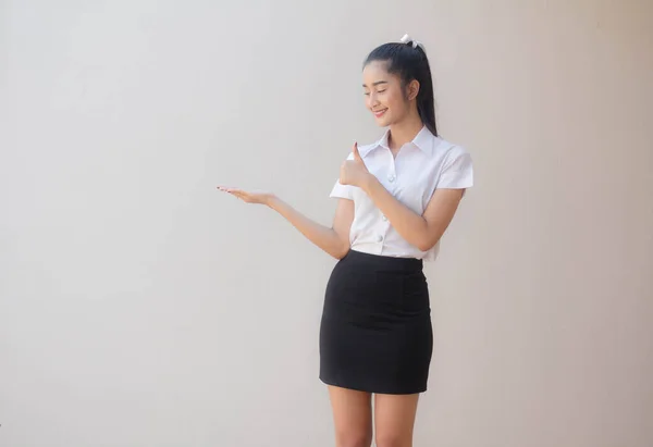 Retrato Tailandés Estudiante Adulto Universidad Uniforme Hermosa Chica Mostrar Mano — Foto de Stock