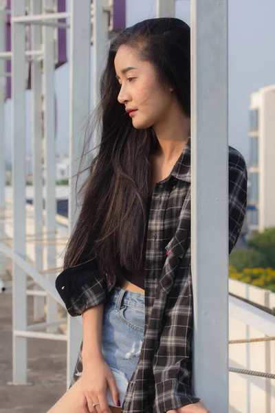 Retrato Tailandês China Adulto Linda Menina Camisa Preta Jeans Azul — Fotografia de Stock