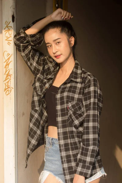 Retrato Tailandés China Adulto Hermosa Chica Negro Camisa Azul Jeans —  Fotos de Stock