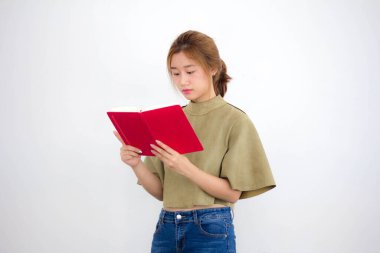 Tayland portresi yetişkin güzel kız kırmızı kitap okuyor.