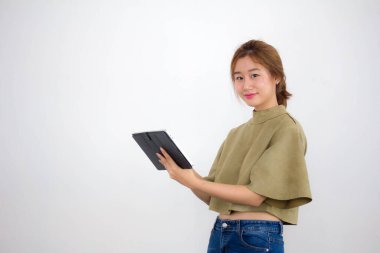 Tayland portresi. Yetişkin güzel bir kız tabletini kullanıyor..