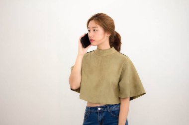 Tayland portresi. Yetişkin, güzel bir kız. Akıllı telefonu arıyor.