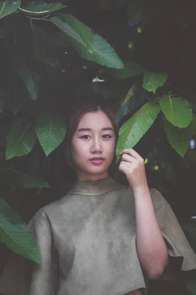 Retrato Tailandés China Adulto Hermosa Chica Relajarse Tiempo Estilo Vintage — Foto de Stock
