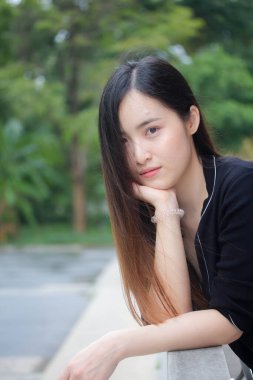 Taylandlı yetişkin öğrenci üniforması portresi. Güzel kız rahatla ve gülümse.