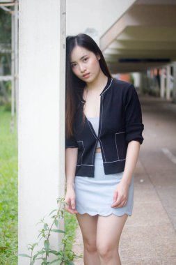 Taylandlı yetişkin öğrenci üniforması portresi. Güzel kız rahatla ve gülümse.