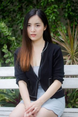 Taylandlı yetişkin öğrenci üniforması portresi. Güzel kız rahatla ve gülümse.