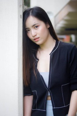 Taylandlı yetişkin öğrenci üniforması portresi. Güzel kız rahatla ve gülümse.