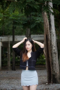 Taylandlı yetişkin öğrenci üniforması portresi. Güzel kız rahatla ve gülümse.