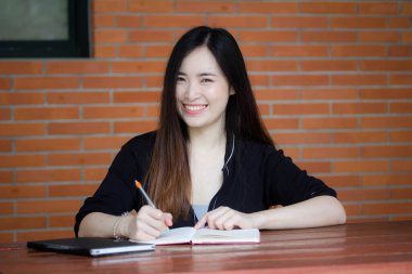 Tayland porseleni, yetişkin ofis kızı beyaz gömlek. Kitap yaz.