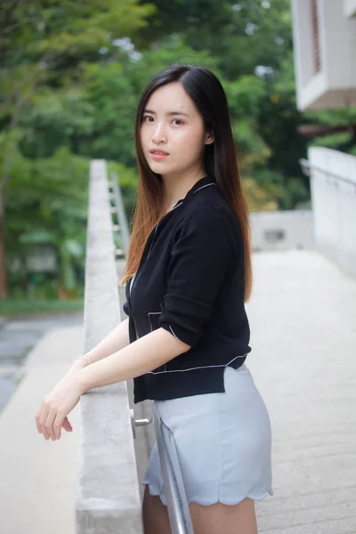 Taylandlı Yetişkin Öğrenci Üniforması Portresi Güzel Kız Rahatla Gülümse — Stok fotoğraf